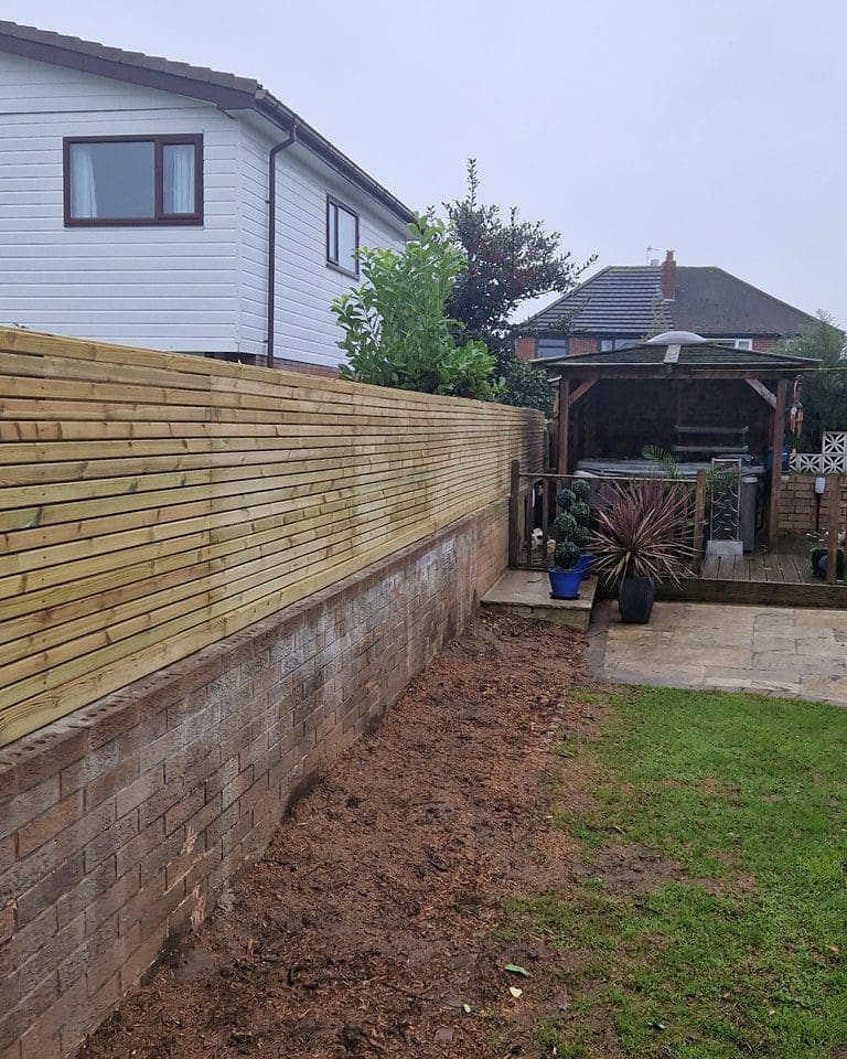 Contemporary fencing completed in LS26